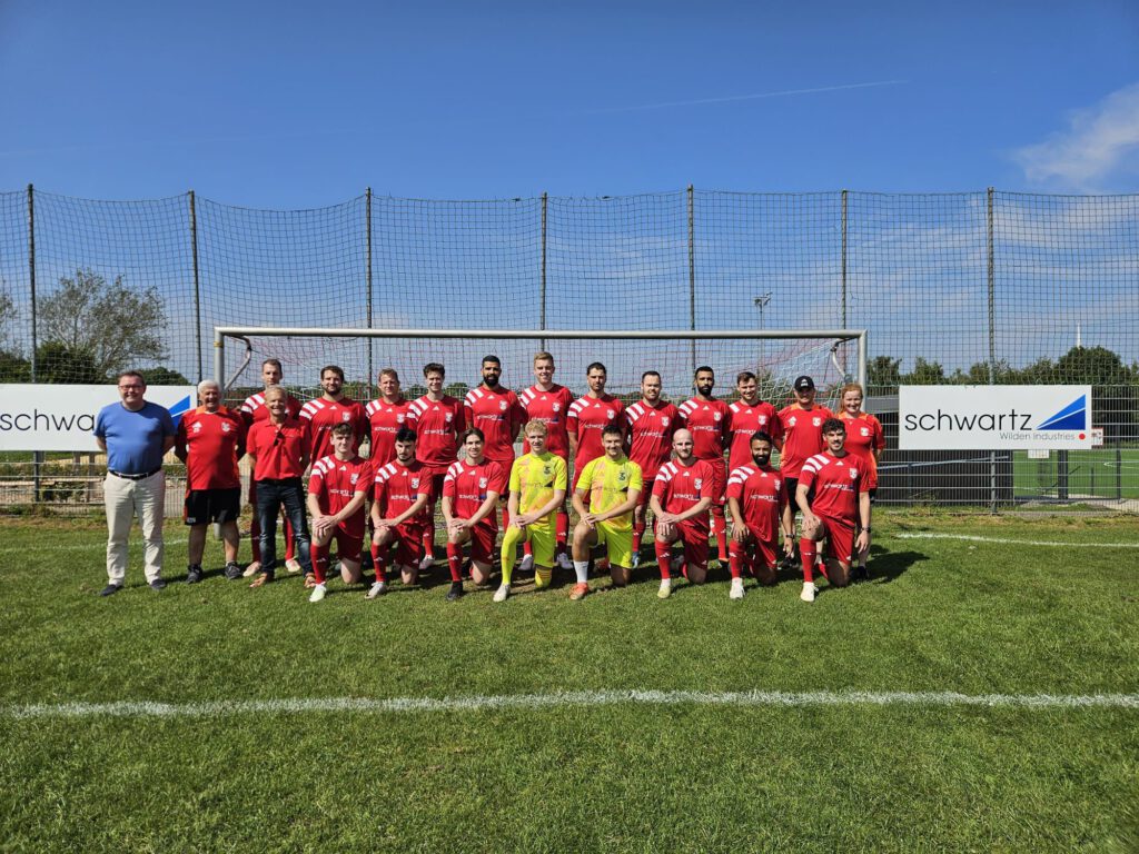 Die Mannschaft im Auswärtstrikot mit Sponsor Alexander Wilden Foto: Luca Deutz