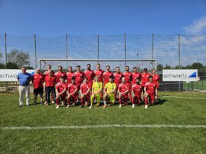 Die Mannschaft im Auswärtstrikot mit Sponsor Alexander Wilden
Foto: Luca Deutz