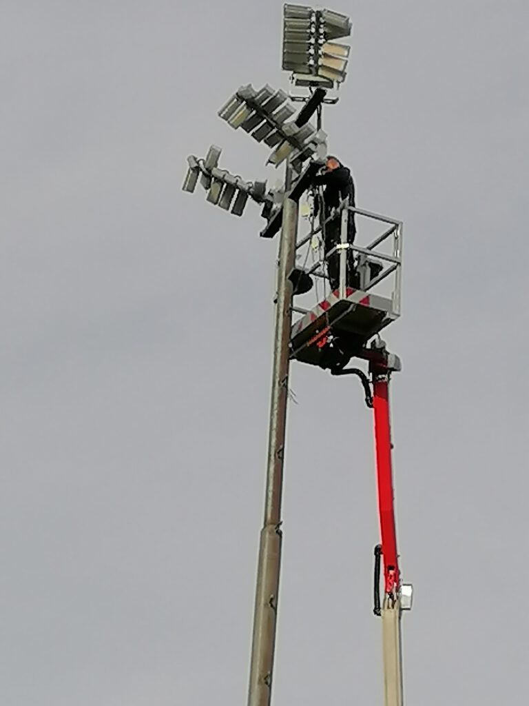 Montage und Einmessung der neuen LED-Leuchtmittel auf den bestehenden Masten im Sportpark Lammersdorf. Das Ergebnis überzeugt.